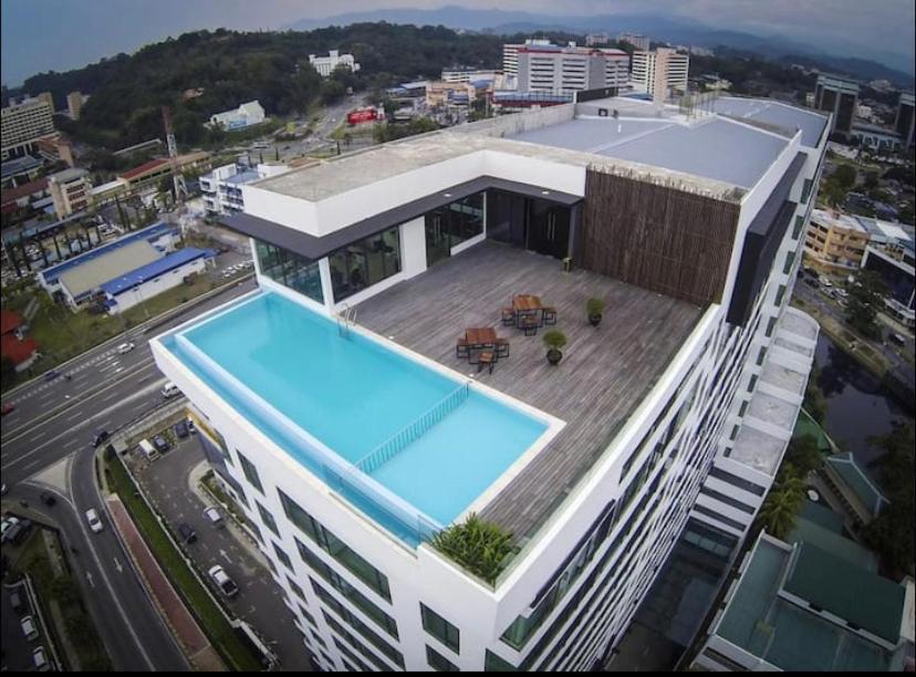 كوتا كينابالو Sky Suite Top Floor With Rooftop Pool & Gym المظهر الخارجي الصورة